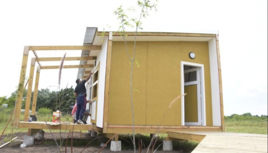 De madera y a bajo costo: así son las casas que produce la UNLP