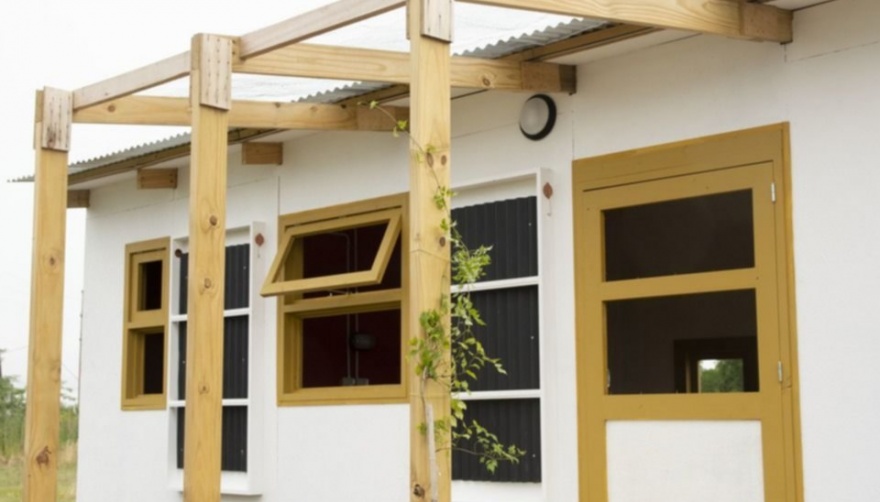De madera y a bajo costo: así son las casas que produce la UNLP