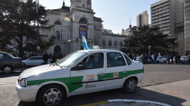 Los taxistas reclaman aumentos y la bajada de bandera pasaría a 100 pesos